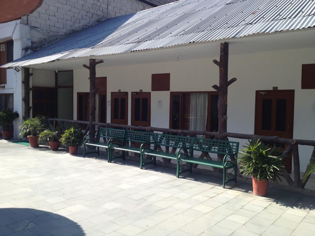 Hotel Sandhya Palace Shamshi Экстерьер фото